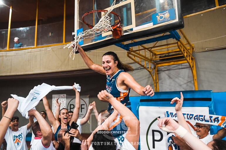 Paola Ferrari festeja con las demás jugadoras del Polisportiva Battipagliese el título de campeón y ascenso a la Serie A1 de Italia.