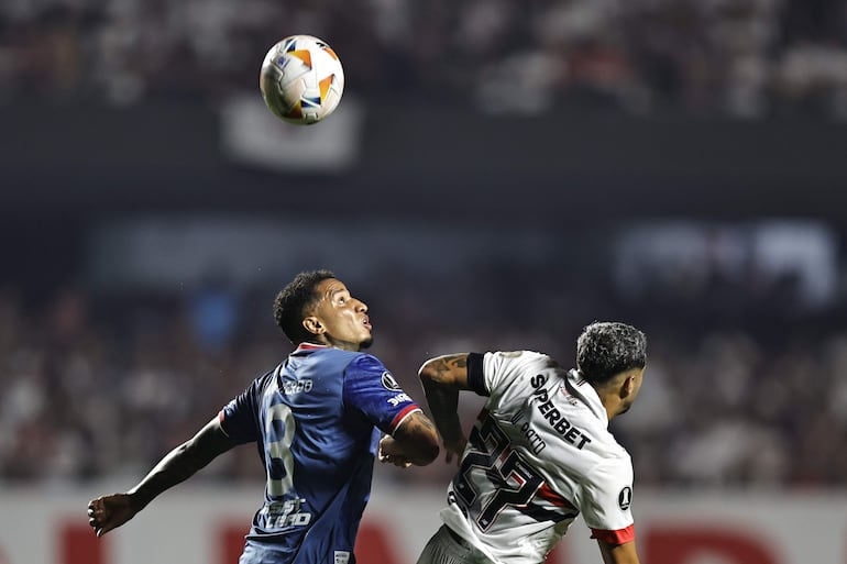 AMDEP5124. SAO PAULO (BRASIL), 22/08/2024.- Wellington Rato (d) de Sao Paulo disputa un balón con Juan Izquierdo de Nacional este jueves, en el partido de vuelta de octavos de final de la Copa Libertadores entre Sao Paulo y Nacional en el estadio Morumbi en Sao Paulo (Brasil). EFE/ Isaac Fontana
