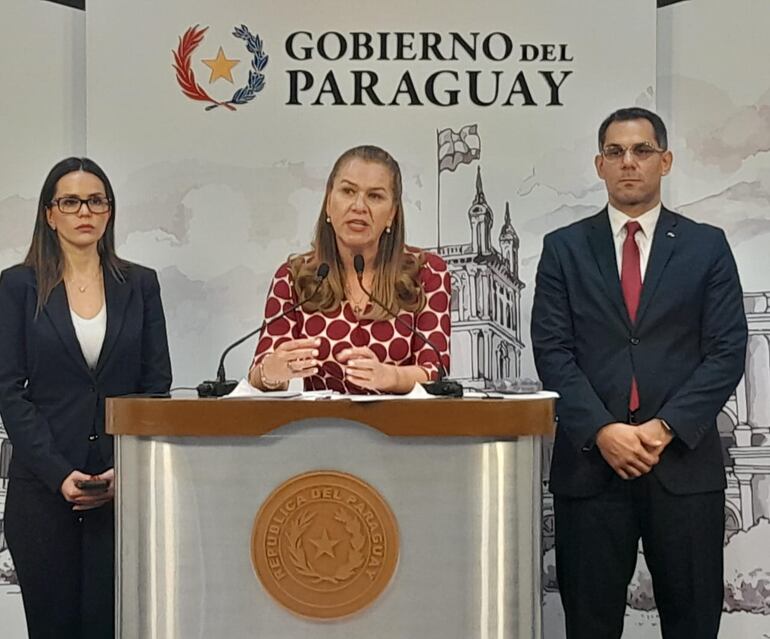 La ministra Vocera de la Presidencia, Paula Carro, la ministra de Salud, María Teresa Barán y el procurador General de la República, Marco Aurelio González, anunciaron en conferencia de prensa la recuperación de parte del dinero de Mecanismo Covax.