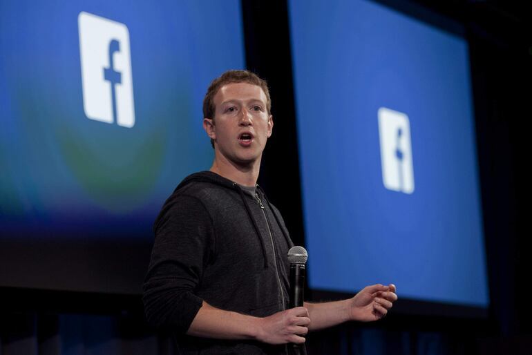 El presidente y fundador de Facebook, Mark Zuckerberg, durante la presentación de una nueva aplicación, en Menlo Park, California (Estados Unidos). Desde el próximo 26 de junio el conglomerado de Mark Zuckerberg podrá utilizar el contenido compartido en sus redes sociales para desarrollar su modelo de IA generativa.