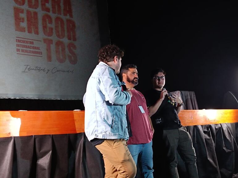 Elian Guerin, Maco Pacheco y Mathias Maciel, responsables del cortometraje "Mita'i Churi" conversan con el público tras el pre-estreno del audiovisual en el cierre del Festival Internacional Oberá en Cortos.