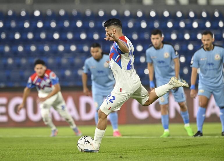 Penal y gol de Claudio Aquino, jugador de Cerro Porteño, ante Resistencia.