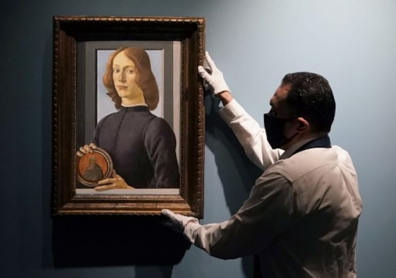 El cuadro de Botticelli "Joven sosteniendo un medallón" será ofrecido hoy por la casa de subastas Sotheby's en Nueva York.