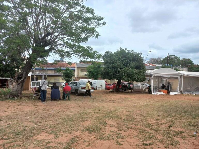 Guardiacárceles siguen apostados frente a Tacumbú, exigen garantías para trabajar. Aseguran que los reos siguen en posesión de las armas que robaron durante la revuelta del 10 de octubre último.