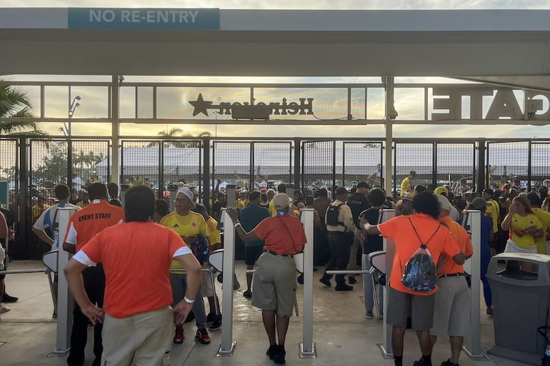 El ingreso al Hard Rock Stadium para la final de la Copa América 2024 fue desbordado por hinchas colombianos y argentinos, obligando al retraso del inicio del partido entre Argentina y Colombia. 
