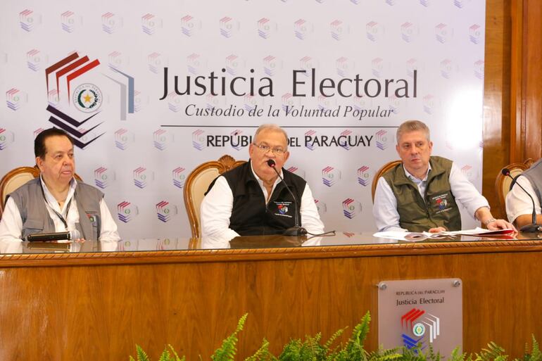 Luis Alberto Mauro, ministros del TSJE Jorge Enrique Bogarín (presidente) y Jaime Bestard.