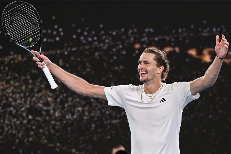 El alemán Alexander Zverev festeja el triunfo en un partido de los cuartos de final del Abierto de Australia, en Melbourne, Australia. 