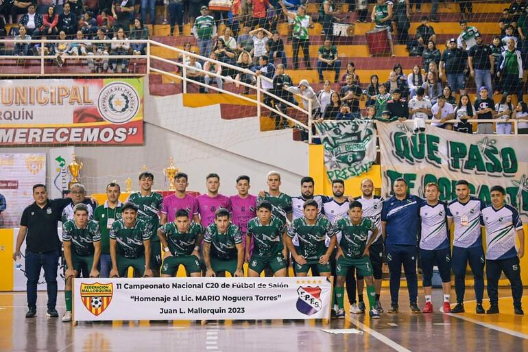 Dotación completa de Paranaense que se consagró campeón del Nacional C20.