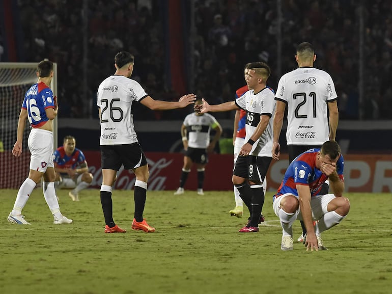 Los jugadores de Olimpia se saludan después de empatar en el superclásico con Cerro Porteño por la fecha 18 del torneo Apertura 2023 del fútbol paraguayo en el estadio La Nueva Olla, en Asunción.