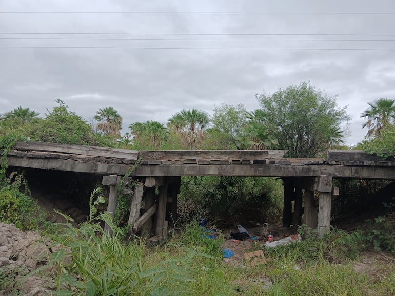 Así de peligroso se encontraba hasta ayer la estructura del viejo puente de madera.