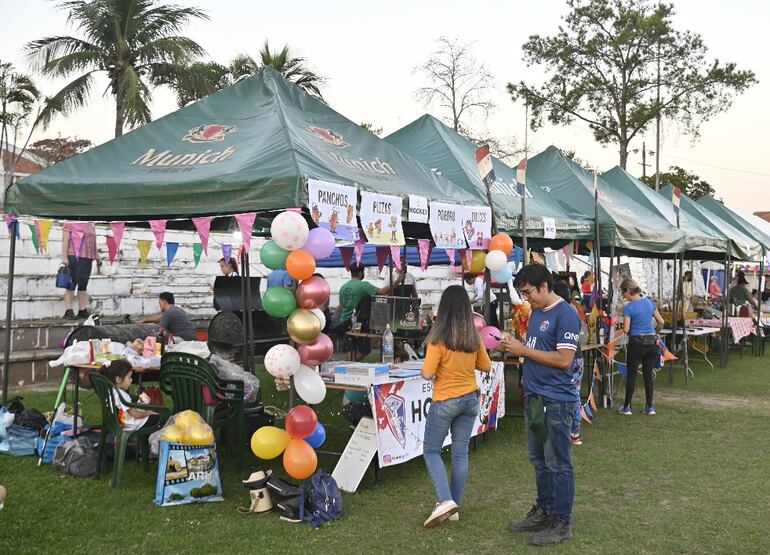 Los organizadores del evento montaron varios stands para la preparación y venta de comidas típicas, propias de la época.