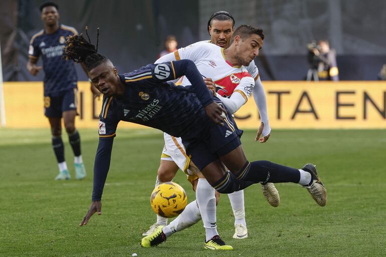 Madrid, 18/02/2024.- El centrocampista francés del Real Madrid Eduardo Camavinga cae ante la acción de Óscar Trejo, durante el partido entre el Rayo Vallecano y el Real Madrid correspondiente a la jornada 25 de LaLiga, este domingo en el Estadio Vallecas en Madrid. EFE/ Jj Guillén
