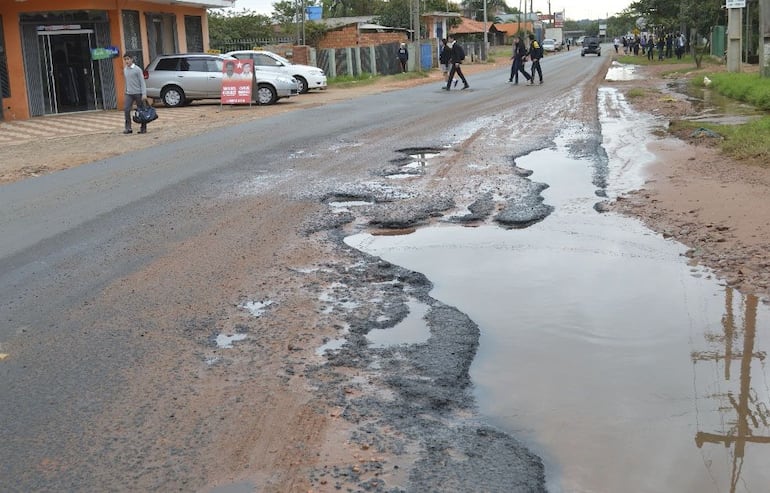 Avenida San José, el camino que el intendente dice que el MOPC debe reparar y no lo hace.