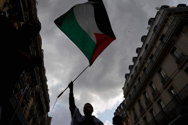 Un manifestante pro-palestino protesta el lunes en París, Francia.