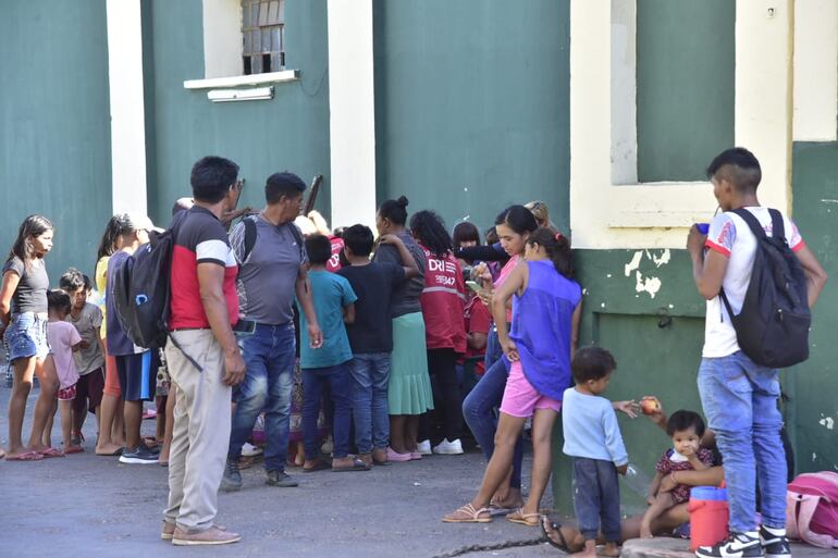 Una numerosa presencia de niños se observa frente al Indi.