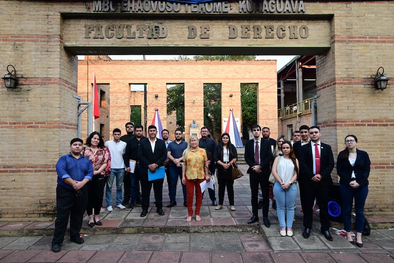 Manifestación de docentes y de estudiantes de la Facultad de Derecho UNA por las desvinculaciones. En la imagen se observa a Alejandro "Tratito" Ovelar, en el centro, de corbata granate.