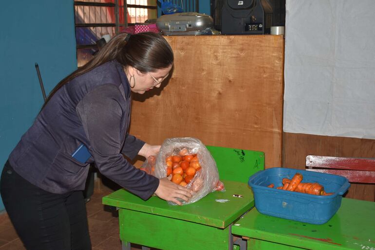 La docente Mirna Araujo Romero exhibió los productos hortícolas. 