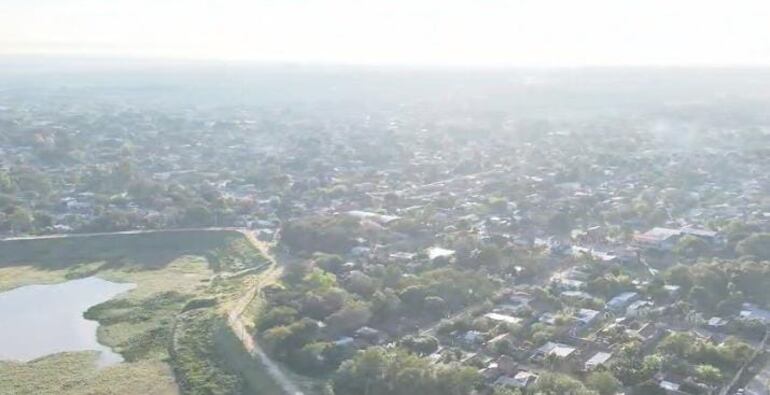 En la foto aérea se aprecia como el humo cubre toda la ciudad de Pilar.