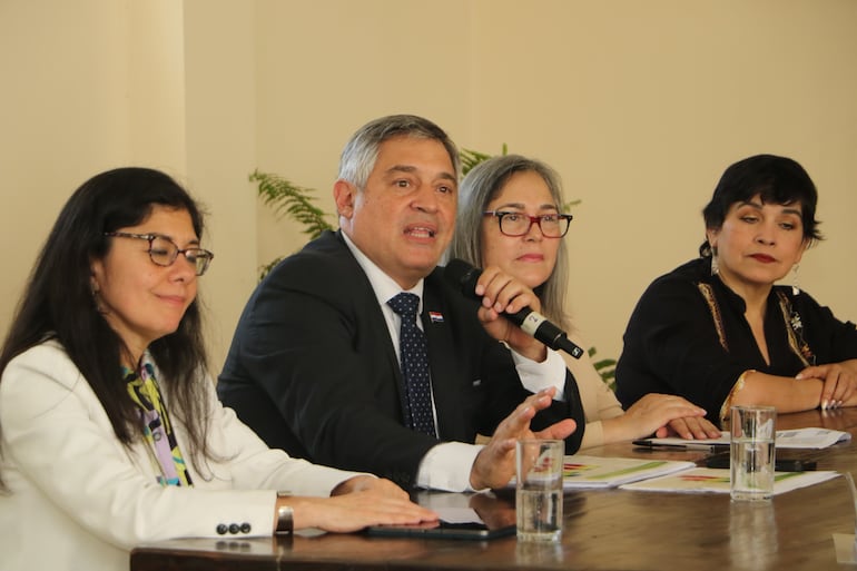 El ministro de Educación, Luis Ramírez, la viceministra María  Gloria Pereira y autoridades cooperantes, durante la presentación de las tutorías.