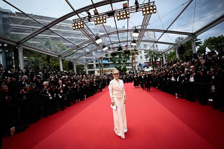 Meryl Streep, con un elegante vestido de Dior, pasa por la red carpet del Festival de Cannes. (LOIC VENANCE / AFP)