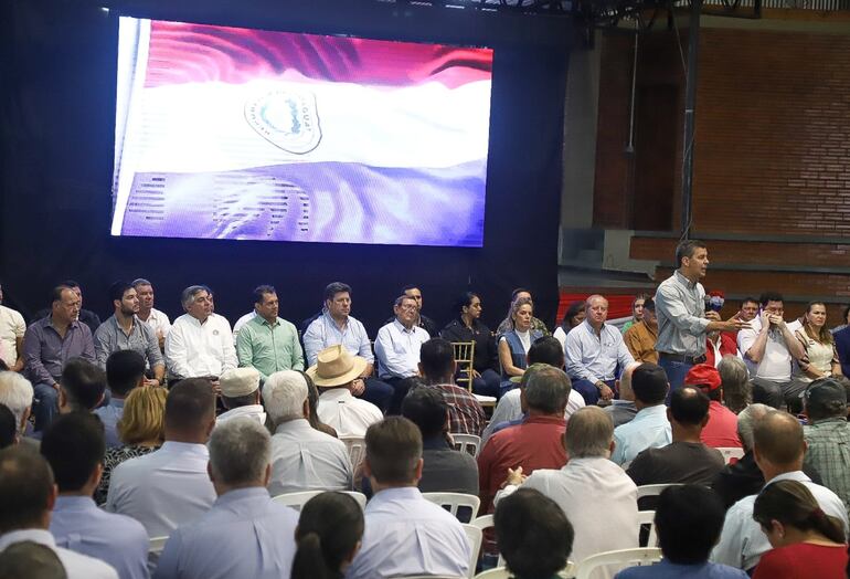 El presidente de la República, Santiago Peña, en Obligado, ante productores agrícolas, con los ministros del MAG, MIC, MEC y otro