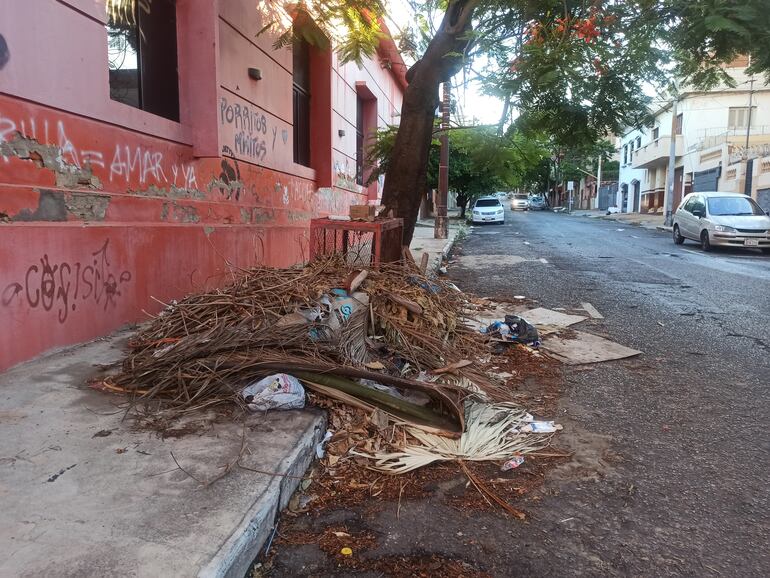 Una vereda que también funciona como vertedero.