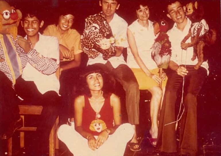 Máximo Barrios, Miguel Ángel Inglés, Juanito y Renée Cárter, Manuel Cuenca y Andresa Rodríguez en el Teatro de Títeres de la Misión de Amistad, en la primera mitad de la década del 70.