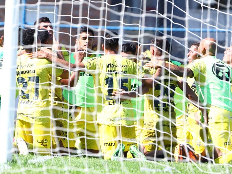 Los jugadores del Deportivo Recoleta festejan un gol en el partido frente a Independiente de Campo Grande por la quinta jornada de la División Intermedia 2024 en el estadio Ricardo Gregor, en Asunción.