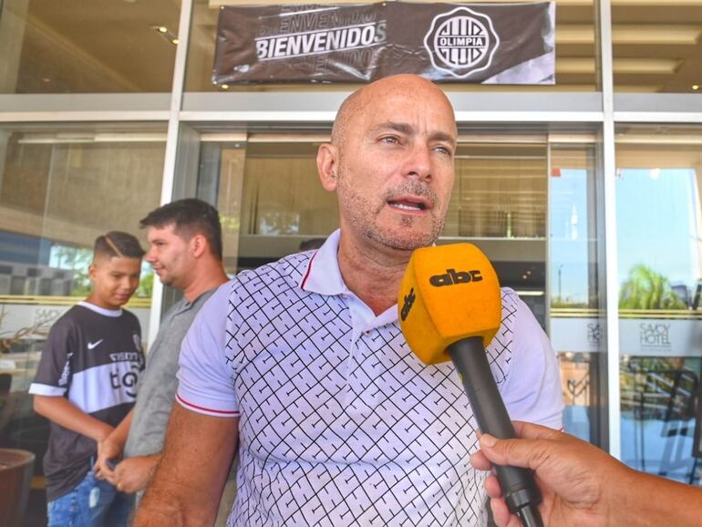 Miguel Cardona, presidente de Olimpia, conversando con ABC TV desde la ciudad de Encarnación.