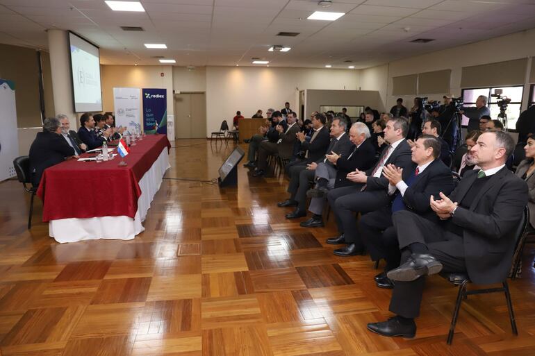 Vista general de los participantes del lanzamiento de la Expo Paraguay - Brasil, realizado este lunes en el MIC.