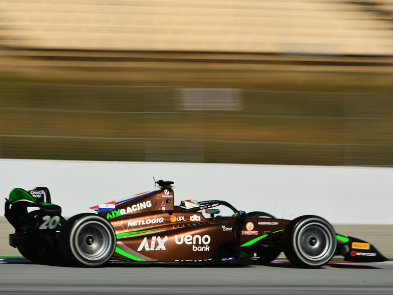 El paraguayo Joshua Duerksen, piloto de AIX Racing, en el test de la Fórmula 2 de la FIA en el Circuito Barcelona-Cataluña, en Barcelona, España.