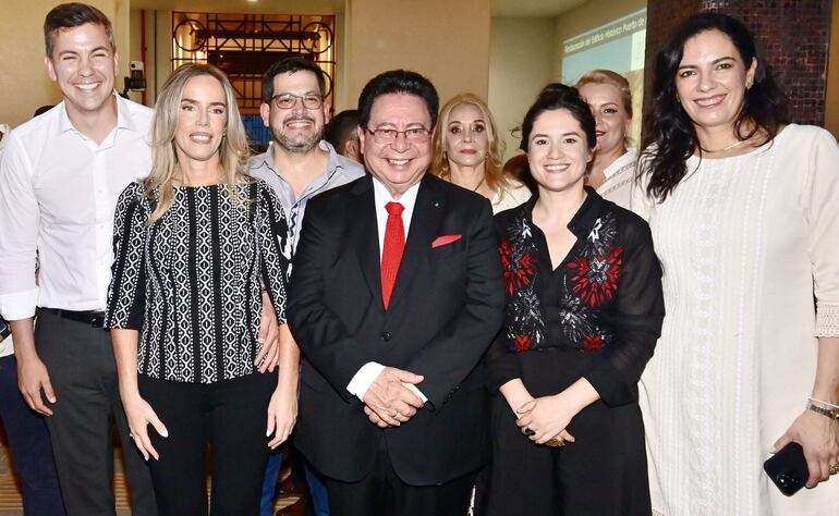 El presidente de la República, Santiago Peña; la Primera Dama de la Nación, Leticia Ocampos; el presidente de la Cámara de Diputados, Luis Latorre; el presidente del Directorio de la Administración Nacional de Navegación y Puertos,  Julio César Vera; la Ministra de Cultura Adriana Ortiz; y la Ministra de Obras Públicas y Comunicaciones, Claudia Centurión.