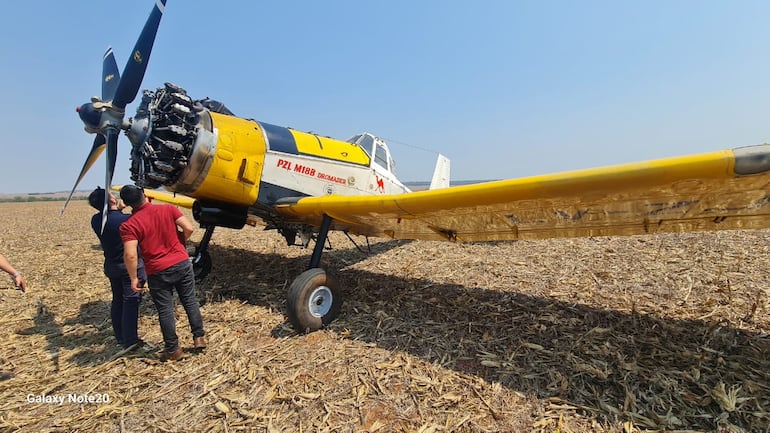 Inspectores aeronáuticos de la Dinac inspeccionan el motor de la aeronave siniestrada, conforme a las manifestaciones del piloto.