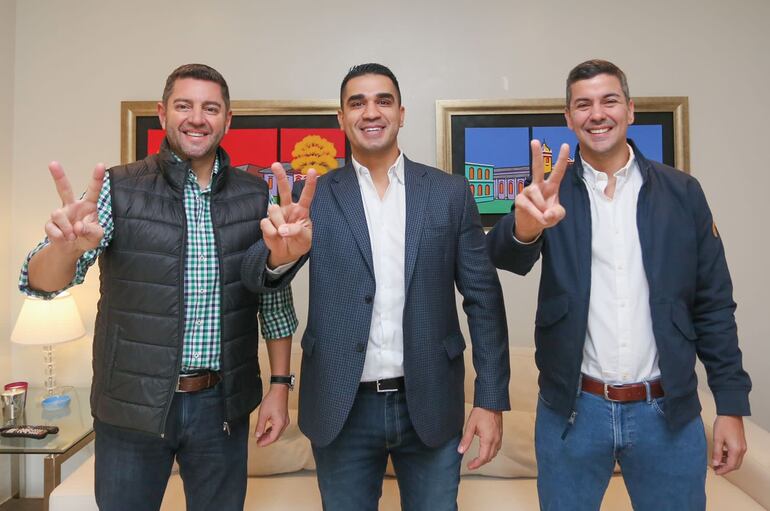 El precandidato a vicepresidente por el cartismo, el diputado Pedro Alliana, junto a Luis Fernando Bernal, presidente de la Junta de Asunción, y el aspirante cartista a la presidencia, Santiago Peña.