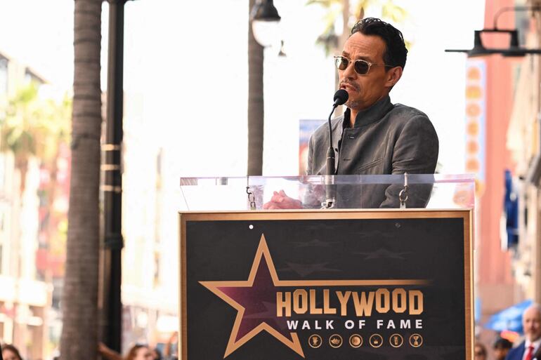 Marc Anthony agradeció emocionado la distinción de recibir su estrella en el Paseo de la Fama de Hollywood. (Patrick T. Fallon/AFP)