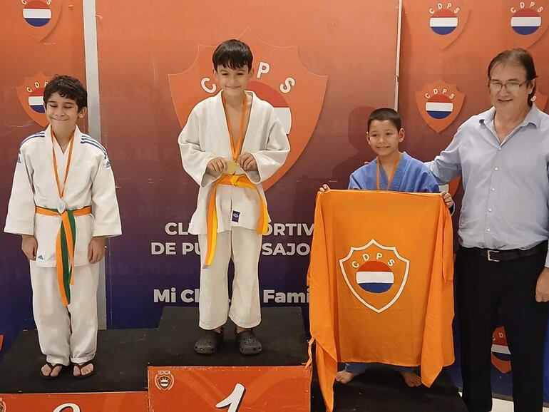 Alan García (d) obtuvo el bronce en categoría 30 kilos, representando a la anfitriona del Torneo de Judo.