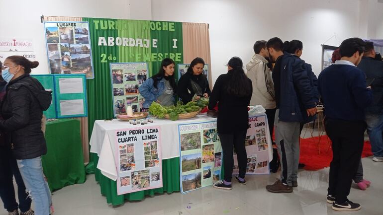 En la Facultad de Ciencias Sociales (facso) de la UNA, el año pasado se desarrolló la presentación de trabajos de Abordaje Profesional y también se ofrecieron productos artesanales y de elaboración propia.