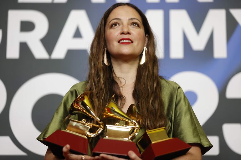 La cantante mexicana Natalia Lafourcade posa con los Grammy Latinos al Mejor Álbum Cantautor, Mejor Canción Cantautor y Mejor Grabación del Año, todos por su producción "De todas las flores", en la gala anual de los Latin Grammy.