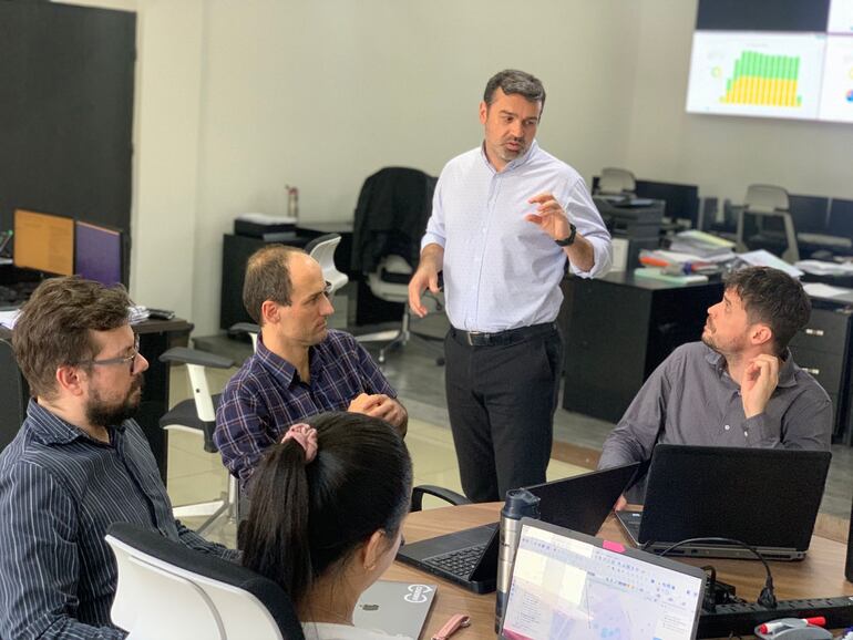 El viceministro de Transporte (de pie), Guido Benza,  conversa con los técnicos que desarrollan el catálogo de rutas.