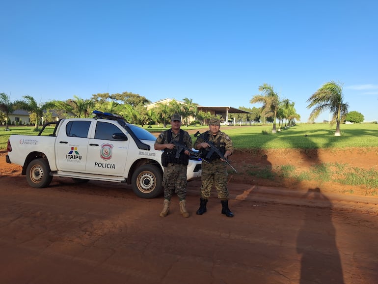 Policías de Tacuatí en la zona del secuestro, en la colonia Manitoba.