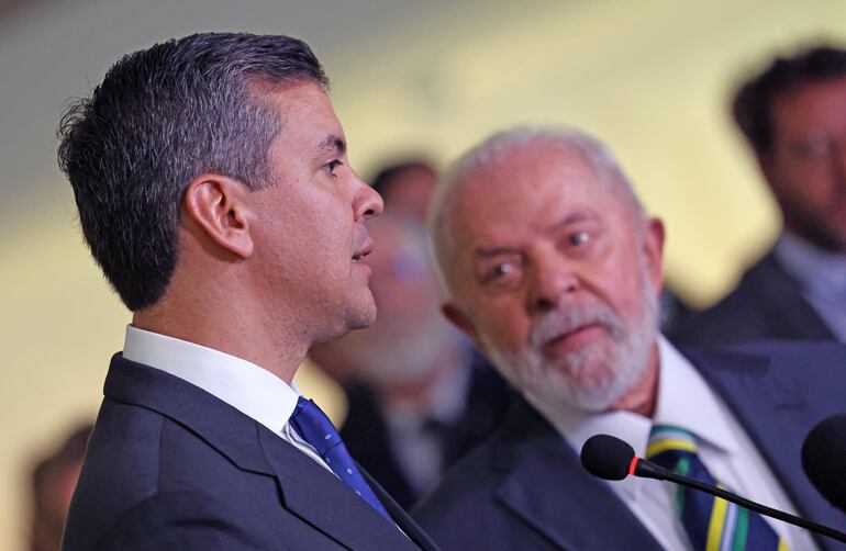 El presidente Santiago Peña (i) y su par brasileño Luiz Inácio Lula da Silva durante una conferencia de prensa el lunes en Brasilia.