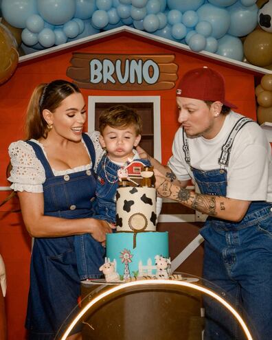 Stephi Stegman y Pablo Mejía con el cumpleañero Bruno.