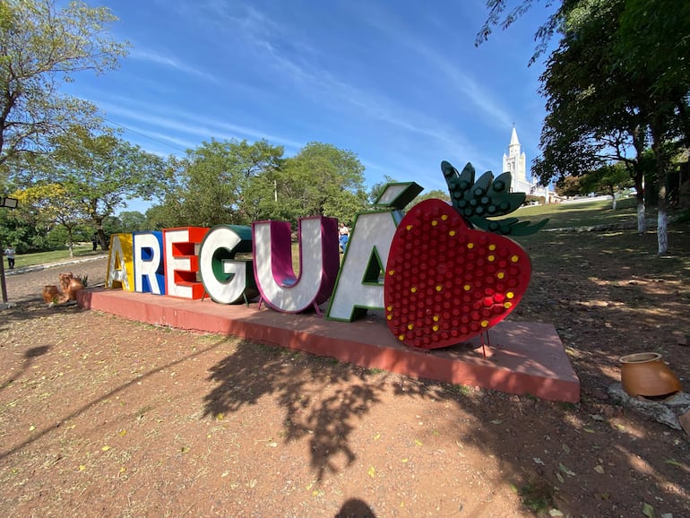 Letras corpóreas en el centro de la ciudad.