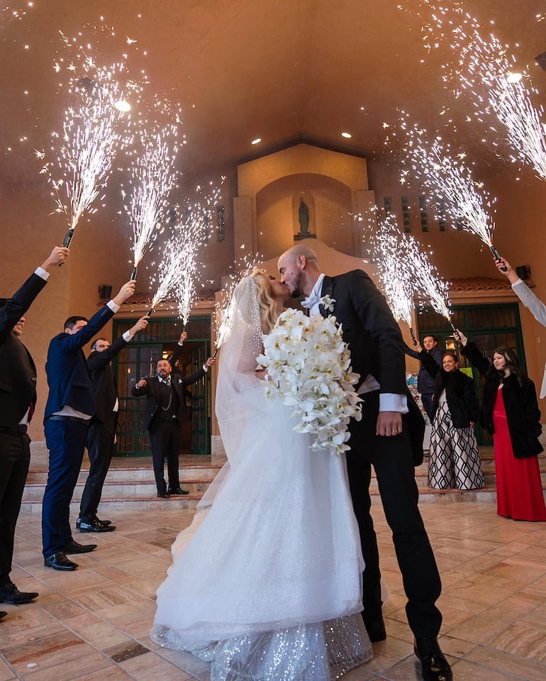 Diana Ramírez y Charli González sellaron su amor con un romántico beso tras la bendición nupcial. (Instagram/Charli González)