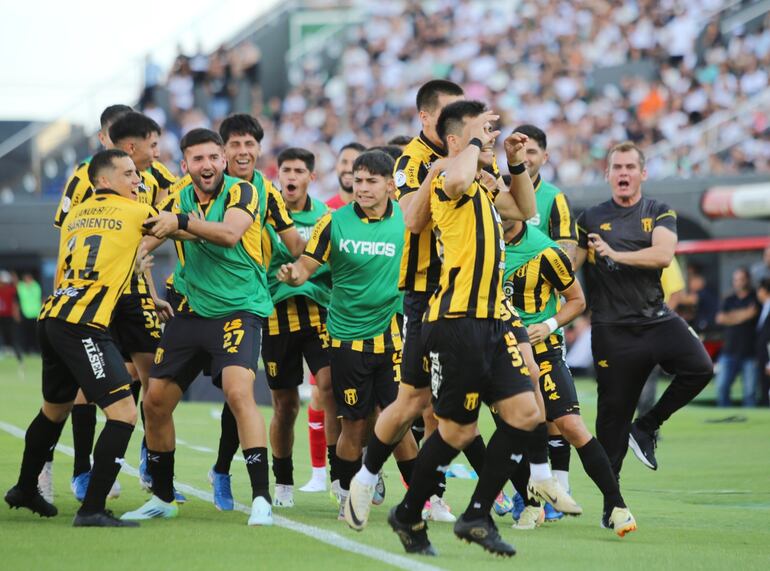 Festejo de los aurinegros tras el gol de Daniel Pérez