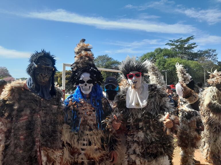 Promeseros, con trajes elaborados de plumas de gallinas y otras aves, máscaras o caretas. Empezaron a llegar a la capilla ubicada en Minas, Emboscada, en la noche del sábado 22 de julio.