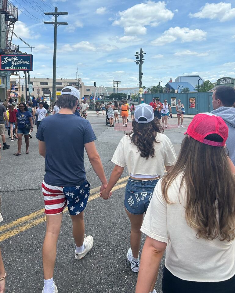 Los recién casados, Millie Bobby Brown y Jake Bongiovi, paseando de la manito por Universal Studios. (Instagram/Millie Bobby Brown)