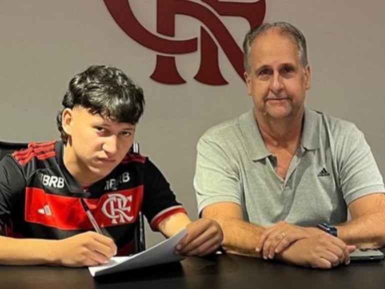 El paraguayo Jorge Mora en la firma del contrato con Flamengo de Brasil.