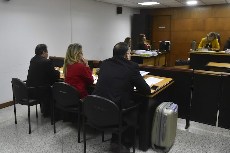 El Dr. Aurelio Espínola Caballero (izq) con sus abogados, durante el juicio oral que se inició hoy.