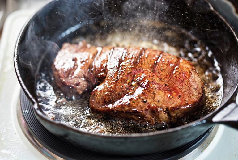 Sellado de la carne en la sartén.